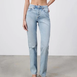 Mid rise  - Pga oseriösa köpare får jag lägga ut dessa igen. Mid Rise jeans från zara, knappt använda. Har endast vikt in dem på bilderna (är 160) 