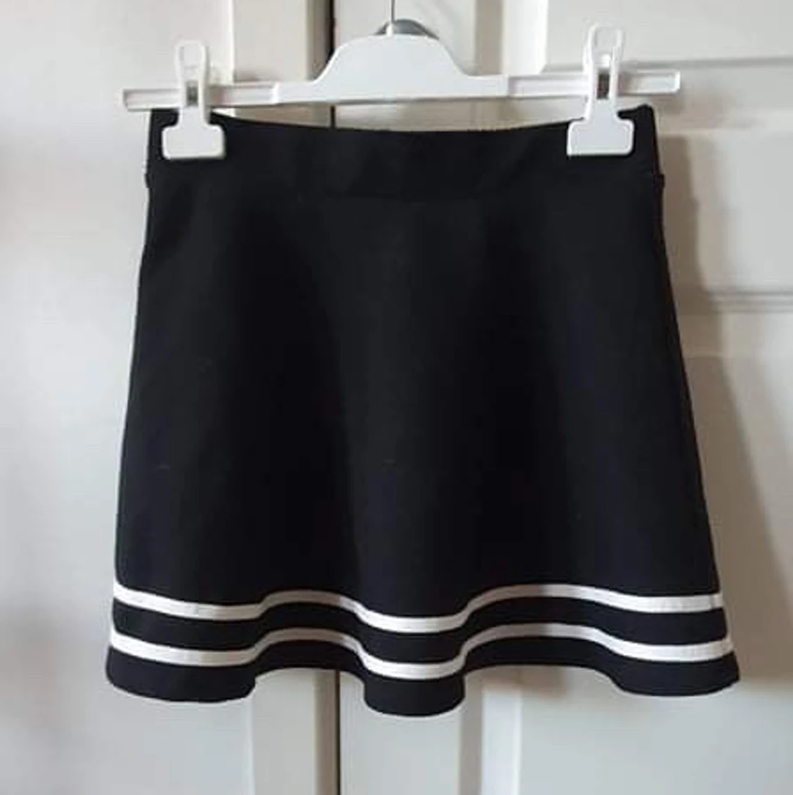 Svart kjol vita ränder 