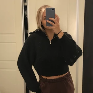 Zip up tröja - En svart mysig tröja från Gina Tricot. Tröjan är använd väldigt lite och är i fint skick. Ordinarie pris: 400kr. Bara att höra av sig om man vill ha mer bilder! 💘 ( Köpare står för frakt & det är inte tröjan som är smutsig utan spegel!!).