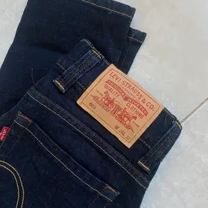 Säljer dessa snygga lågmidjade jeans från levi’s i modellen 603 🤍🤍