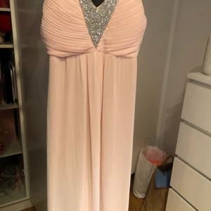 Balklänning  - Oanvänd klänning med glitterdetaljer. Strl M