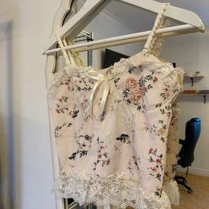 Söt korsett topp - Jättesöt korsett topp från Cider 💕 Den är för liten för mig, är storlek M men skulle säga att den passar som en S. Därav aldrig använd (prislappen är kvar) 🌿