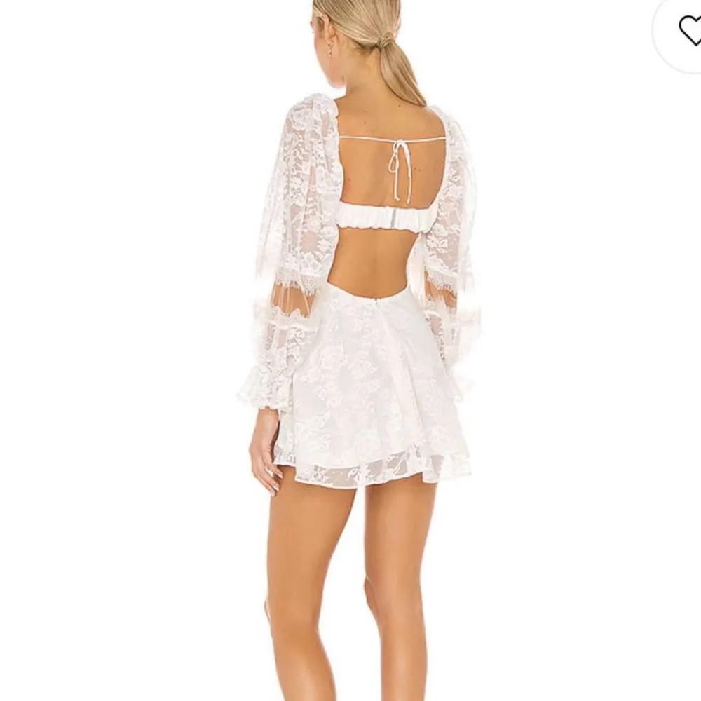 Säljer min studentklänning från for love & lemons, så unik och fin! Storleken är en M men skulle säga att den är en S/M, den är använd endast studentdagen därav finns det någon pytte liten fläck längst ner, meddela för fler bilder. Den köptes för ca 2600 kr💕. Klänningar.