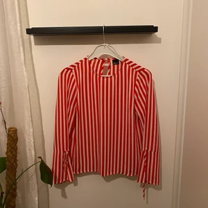 Ginatricot Blus - Vit-röd randig blus med flared ärmar. Knapp på ryggen. Strl 38, använd fåtal gånger