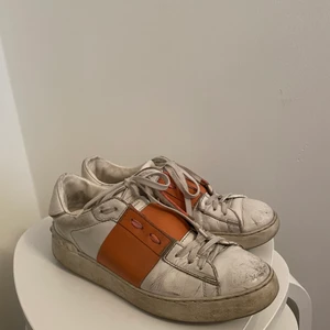 Valentino skor - Skor från Valentino i storlek 39. Använda och därav slitna. Pris 700 kr men kan gå ner i pris vid snabbt köp. 