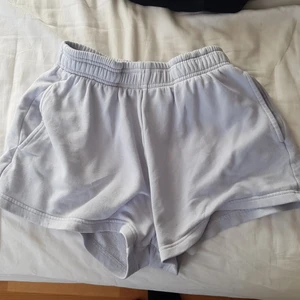 Ljusblå shorts - Har inte andvänt shortsen så mycket så dem är I bra skick. Dem är väldigt sköna, säljer dem för att dem inte har kommit till andvänding. Frakt kan diskuteras.