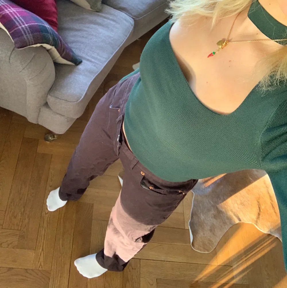 Assnygga bruna lågmidjade jeans med raka med. Passar mig som är runt 167cm. Jeansen är inte smutsiga hahah det är spegeln 😅. Jeans & Byxor.