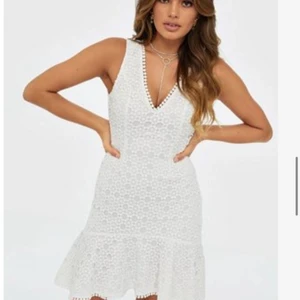 Studentklänning  - Använd några timmar på studentdagen. Storlek 36. Jag är 170cm lång och klänningen gick nedanför mina knän