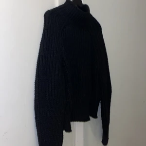 Svart stickad tröja  - Använd en gång, fin men har många svarta stickade tröjor så säljer denna, tror den kostade typ 100kr