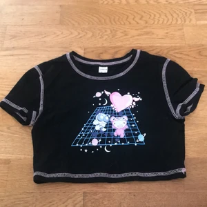 Barn tio från Shein storlek 140 10y  - Köpte tyvärr i fel storlek och den var för kort. Men nu vill jag inte ha den längre och säljer den här💕 Vi pratar mer på Dm:s om priset☺️