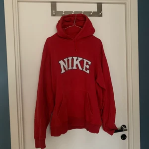 Nike hoodie  - Jättefin Nike hoodie i storlek xxl/xl. Den är i bra skick och jag har själv köpt den second hand så jag kan inte vara helt säker på att den är äkta:). Hur som helst så är den skön och snygg och passar perfekt som en oversized hoodie.