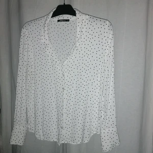 Prickig skjorta  - Superfin skjorta i mjukt och mysigt material från gina. Storlek 42, men sitter snyggt och lagom löst på mig som har storlek 38. Beroende på hur man vill att den ska sitta kan nog alltifrån en storlek 34-42 ha den😊🌟 superfint skick! Frakt blir max 62kr (förmodligen lägre) 