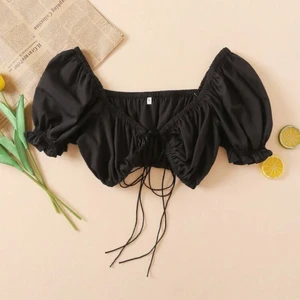  svart topp - INTRESSEKOLL💕 Funderar på att sälja vidare denna helt nya och aldrig använda topp från shein. Säljes pågrund av att den tyvvär inte passade mig och var för liten. Köparen står för fraktkostnaden. Skriv till mig privat för egna bilder