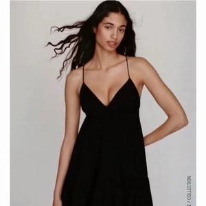 Svart klänning från Zara - Säljer denna jättefina populära klänningen från zara. Väldigt liten i storleken vid kupan, jag har denna i XL och har storlek S i vanliga fall. Kupan var för liten, anledningen till att jag säljer den då den inte passade mig❤️ Jag har E i kupa så denna skulle passa någon med c-d kupa❤️ Banden är justerbara vilket gör att det går att spänna den i ryggen, du kan välja längden på banden själv och även omkretsen kring midjan. (Se bild 3 med knytningen i ryggen)❤️ Nypris 400kr pris kan diskuteras❤️❤️