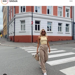 Kostymbyxor beige - Kostymbyxor från bikbok, 150kr+66kr frakt