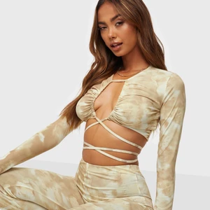 Crop top med knytning  - Crop top med knytning från Nelly. Använd en gång. Storlek S. 