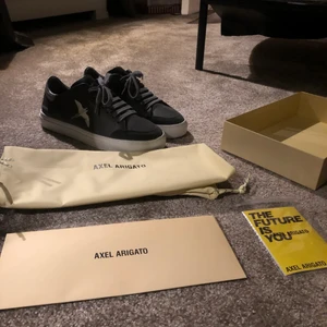 Arigato skor - Säljer mina Axel arigato skor size 39 aldrig andvändna bara testade inne än gång allt som fanns med när man köpte finns för utom kvittot skriv om du har frågor eller vill ha fler bilder