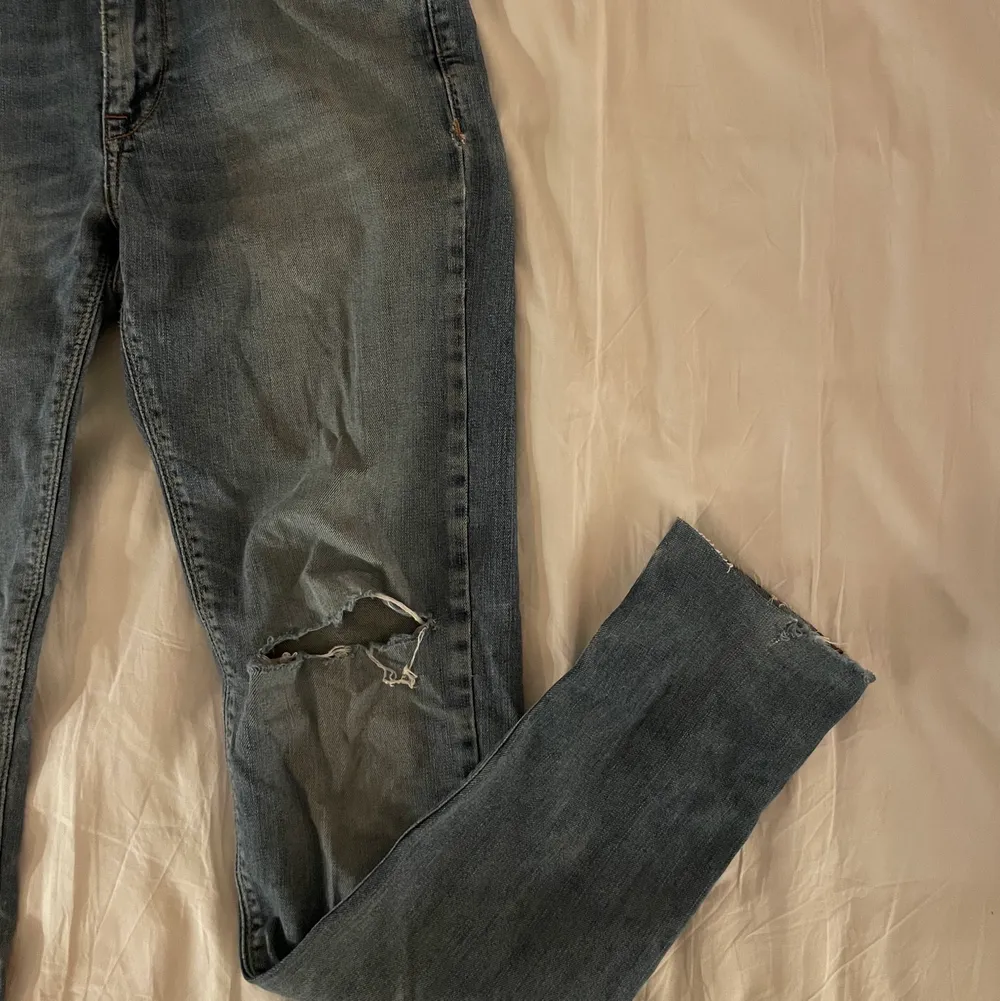 Super fina smala jeans från J lindeberg. Det är dock två små håll varav de största syns på sista bilden men går säkert och laga och inget man egentligen tänker så mycket på. Står ingen stl i men skulle säga en M . Jeans & Byxor.