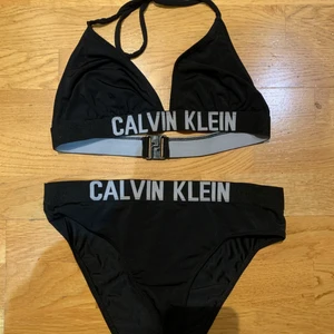 Calvin Klein bikini - Svart Calvin Klein bikini i storlek M. Använd få gånger. 💕Pris kan diskuteras💕( Kunden står för frak )