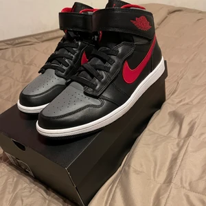 Jordan 1  - Säljer mina Air Jordan 1 high flyease! Storlek 44 Herr, helt nya kvitto och box finns köpta på Nike. Pris kan diskuteras vid snabb affär!