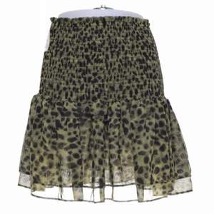 Säljer min grymt snygga och populära kjol från H&M. Skriv vid intresse för egna bilder💗