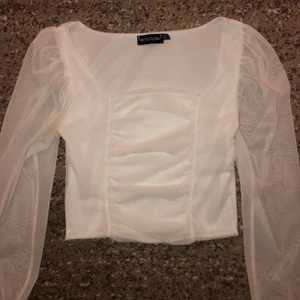 tröja - Vit kort tröja från prettylittlething i strl UK 6 = XS