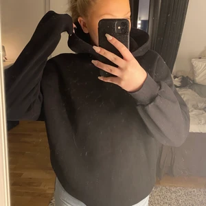 Svart hoodie - Säljer en svart hoodie utan snören. Haft ett bra tag men fortfarande i väldigt bra och fint skick!💗