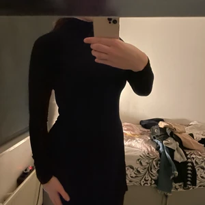 Svart tröja - Väldigt fin, den har öppning vid båda sidorna. Och är även ”polotröja”