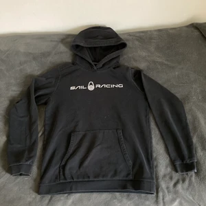 Sal Racing Hoodie i storlek 170 - Sail Racing Hoodie i bra skick utan hål eller liknande. Frågor eller köp? Skriv i DM