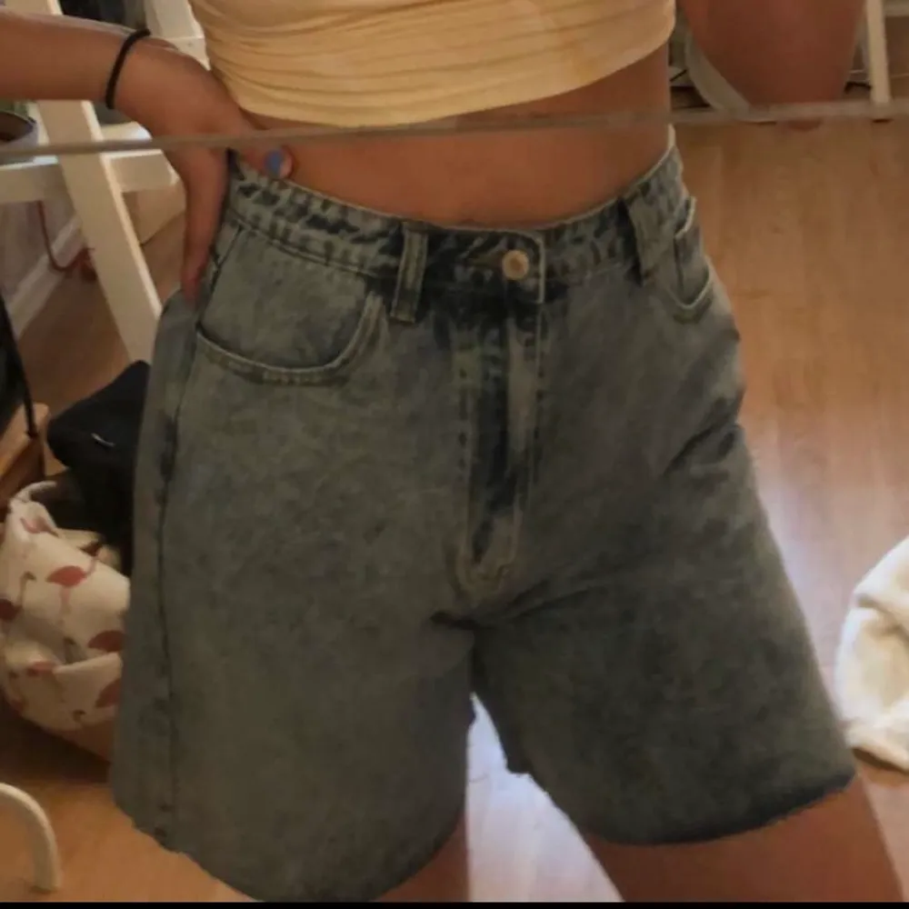 Snygga blå jeansshorts från SHEIN . Använda ett fåtal gånger!😋 . Jeans & Byxor.