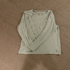 Glitter tröja storlek 140 - Jag säljer min glitter tröja som är i storlek 140 och jag tror att den är ifrån Kappahl men är inte säker. 