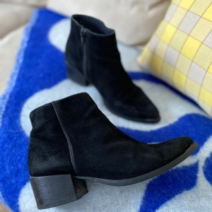 Vagabond Stl 37 - Superfina mockaskor från Vagbond i fint skick. Tror modellen heter Marja, grövre klack och spetsig framtill. Dem är sååå fina till ett par lite längre bootcut <3                         Pris är diskuterbart vid snabb affär. 