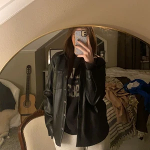 ”Skinn” skjortjacka  - Jättesnygg tunn ”skinn” skjortjacka i storlek xxs, passar mig som ofta har storlek s. Perfekt att ha till sommaren, man kan ha den både öppen och stängd. Säljer för 100kr + frakt🖤 