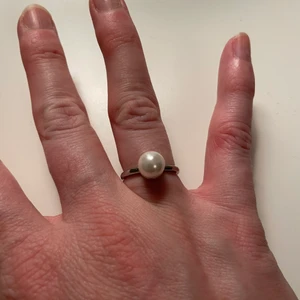 Ring med pärla  - Hej! Säljer en fin ring med en pärla. Superfint skick. Stl 18mm. 