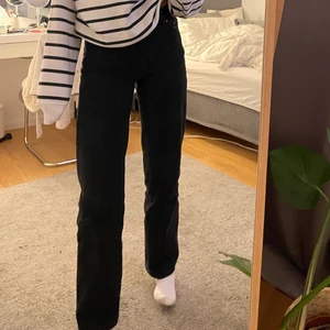 svarta jeans  - jättefina svarta jeans som jag köpte på Zalando🤩 säljer pga att dom börjar bli lite små på mig men tycker verkligen dom sitter så fint! Bara att skriva för fler bilder🥰 köparen står för frakten✨