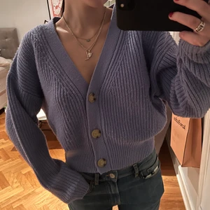 Zara stickad tröja - Super fin stickad tröja från zara köpt för 500kr för ett år sen ungefär. Super bekväm och passar verkligen till vilket tillfälle som helst! Lite knoprig men skulle själv inte säga att det är extremt mycket! Köpt i storlek S och passar mig som är S men skulle även passa nån som är M