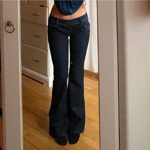 Säljer ett par lågmidjade jeans från märket TRF! Det står att det är storlek 40 men skulle säga S. Midjemåttet är 82 cm och innerbenslängden är 82 cm❣️ (LÅNADE BILDER) köpte på plick för ett tag sen men säljer pga att jag redan har så många jeans! 