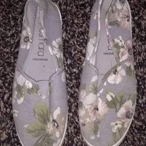 2 barn skor Stl 37 helt nytt  - Fina skor.stl 37.lätt att ta på sig. Slipper knyta  Frakt fritt runt Sverige 