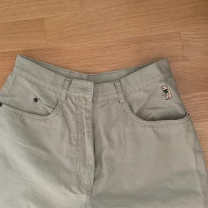 Byxor - Högmidjade beiga byxor!! 