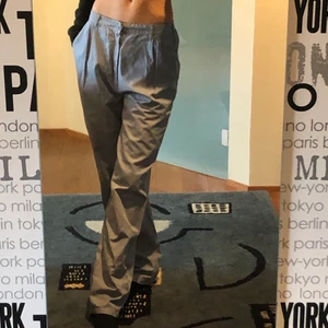 Byxor - Coola baggie byxor. Jättefin färg och ganska rak passform, finns även en stretchig resor i midjan (bak). Lite stora på mig :( Fint skick, skriv för frågor 💙