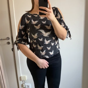 Topp från HM - Fin tröja från HM i storlek 34 med hål vid sidorna av armen 