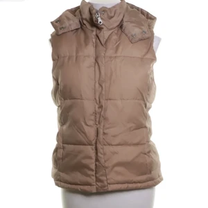 Dunväst - Dunväst i beige färg, passar perfekt nu till våren!🤎 storlek 38/40 men passar även mig perfekt som har 36/38. Hör av er vid minsta fundering eller intresse 💕💕 frakt på 57kr tillkommer 🚚