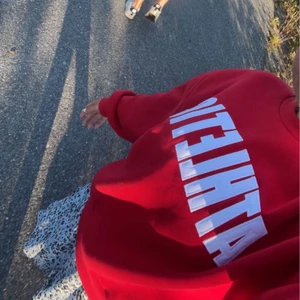 Ginatricot sweatshirt  - Säljer min Ginatricot sweatshirt i storlek s. använd fåtal gånger. Köparen står för frakten!!