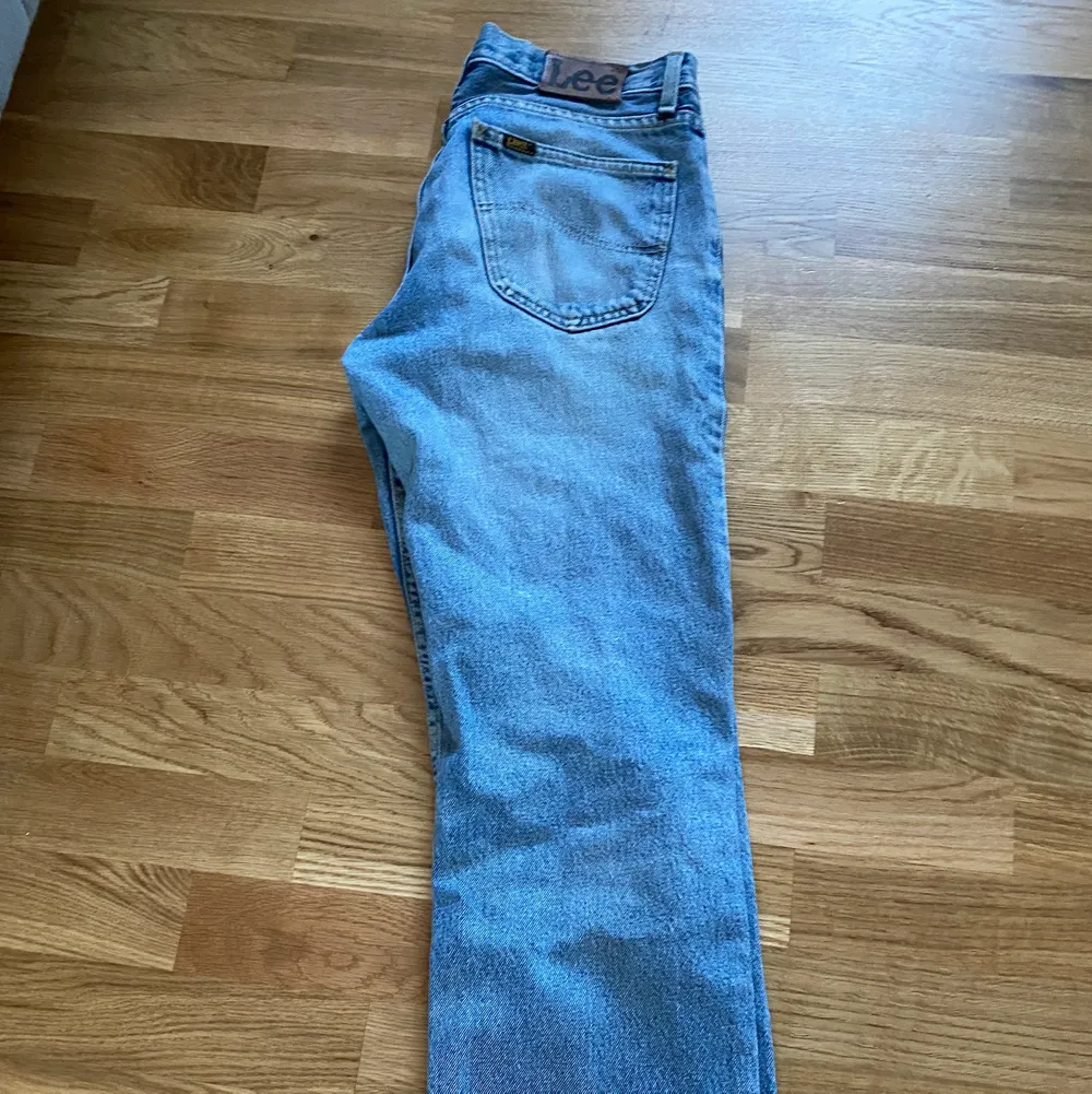 Ett par lågmidjade ljusblå jeans från lee, dom är i bra skick och jättefina. Storlek 32/30😊. . Jeans & Byxor.