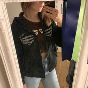 Zipp hoodie med paljette detalj  - Råkade köpa två stycken lika dana så säljer ena, aldrig använt, bra skick