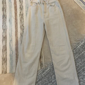 Vita/Beiga jeans  - Dom är en parefekt längd för mig som är 157 cm lång. Tyvärr har dom blivit lite för små för mig där av säljer jag dom. Det står att dom är en storlek XS men dom sitter som en storlek XXS/32. Skriv för mer info!