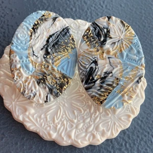 Handgjorda örhängen  - Handgjorda örhängen av lera. Fri frakt. Samfraktar. Kontakta för flera bilder eventuellt video. Storlek ca 4 cm Står ej för postens slarv 