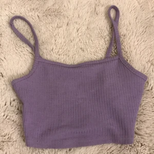 Lila Linne Från H&M - Säljer nu mitt lila linne från H&M i storlek XS 💞 Köpte för ca 99kr ny och säljer nu för 30! Passar mig som har XS-S. Endast använd ett fåtal gånger, men har några slitningar vilket sänker priset. Finns i Östersund 🤍   