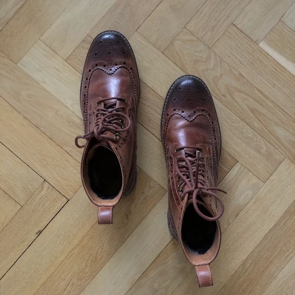 Brown boots worn 5-10 times. In a very good condition.  Original pris: 1 499 kr. Skor.