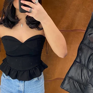 Topp VERO MODA  - Superfin bandeau topp från Vero moda, endast provad! Storlek S, säljer för 200kr + frakt!🤍